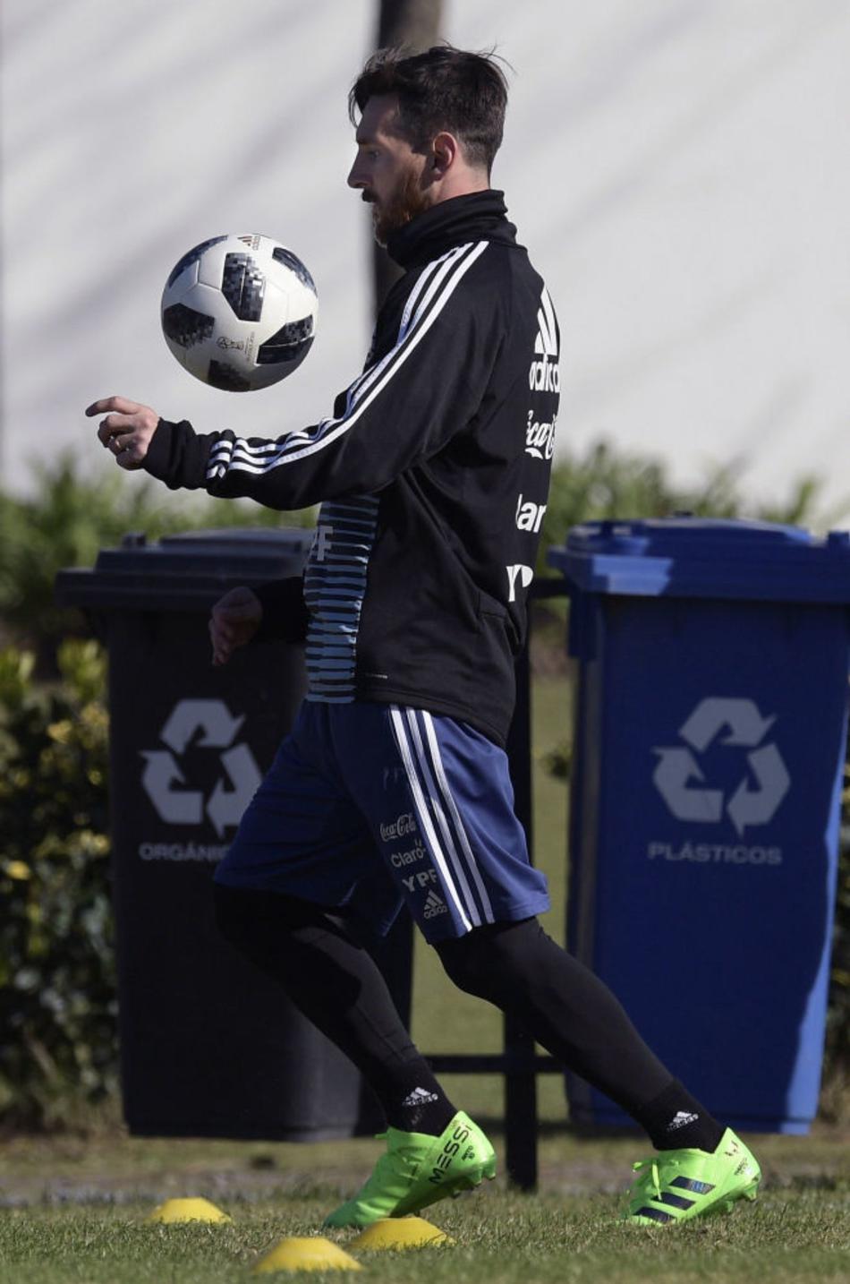 阿根廷训练 梅西特写美图