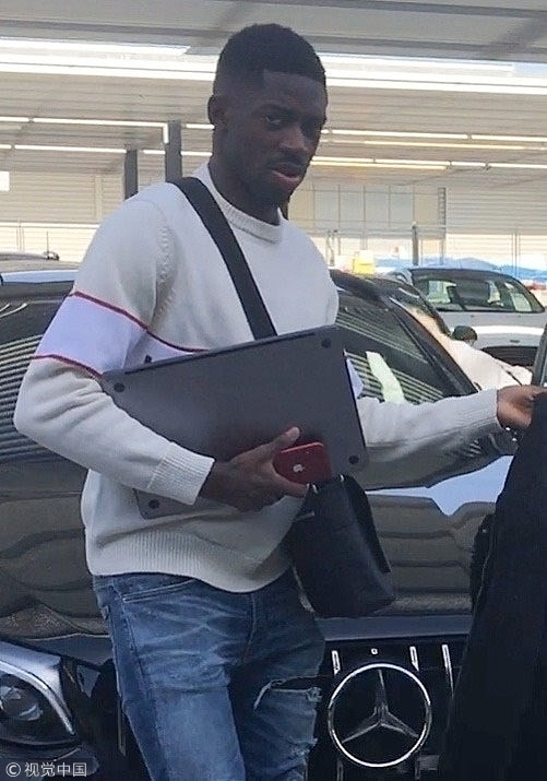 巴萨妖星拿电脑跨小包穿似学生