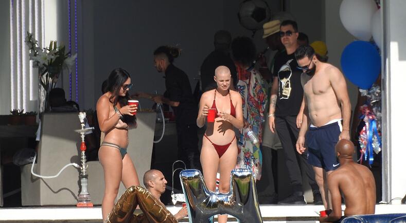 博格巴搞比基尼趴成人女星助阵