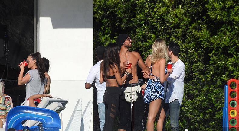 博格巴搞比基尼趴成人女星助阵