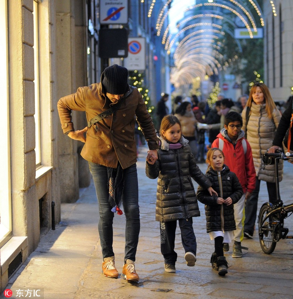 国米主帅斯帕莱蒂接女儿们放学