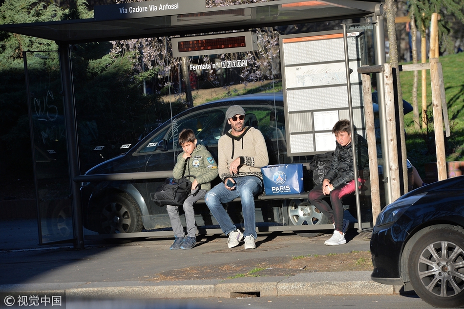 布冯返意大利 携二子逛街等公交
