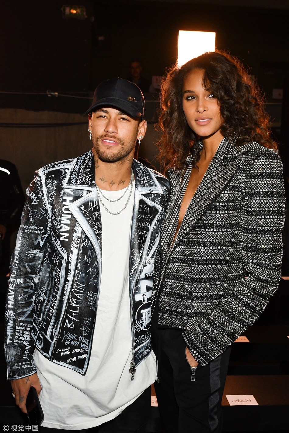 潮！内马尔现身巴黎男装周