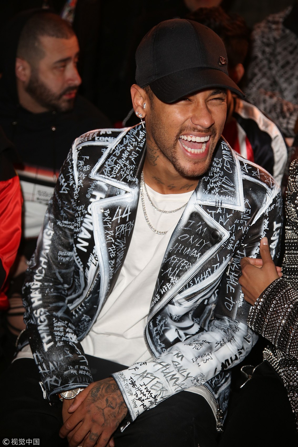 潮！内马尔现身巴黎男装周