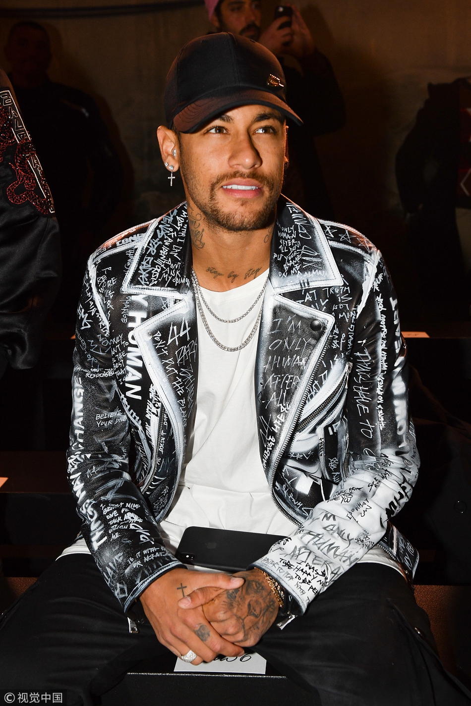 潮！内马尔现身巴黎男装周