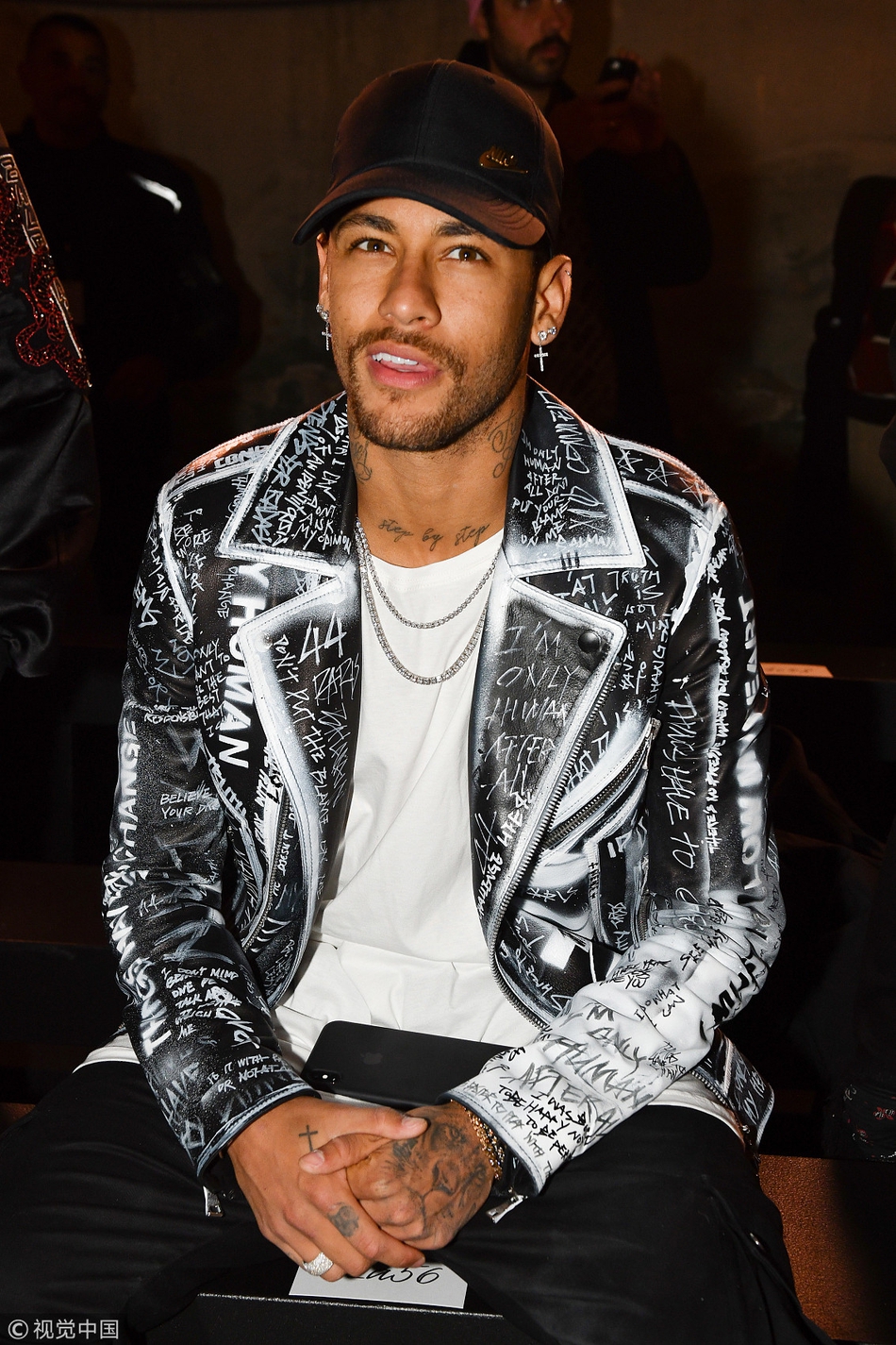 潮！内马尔现身巴黎男装周