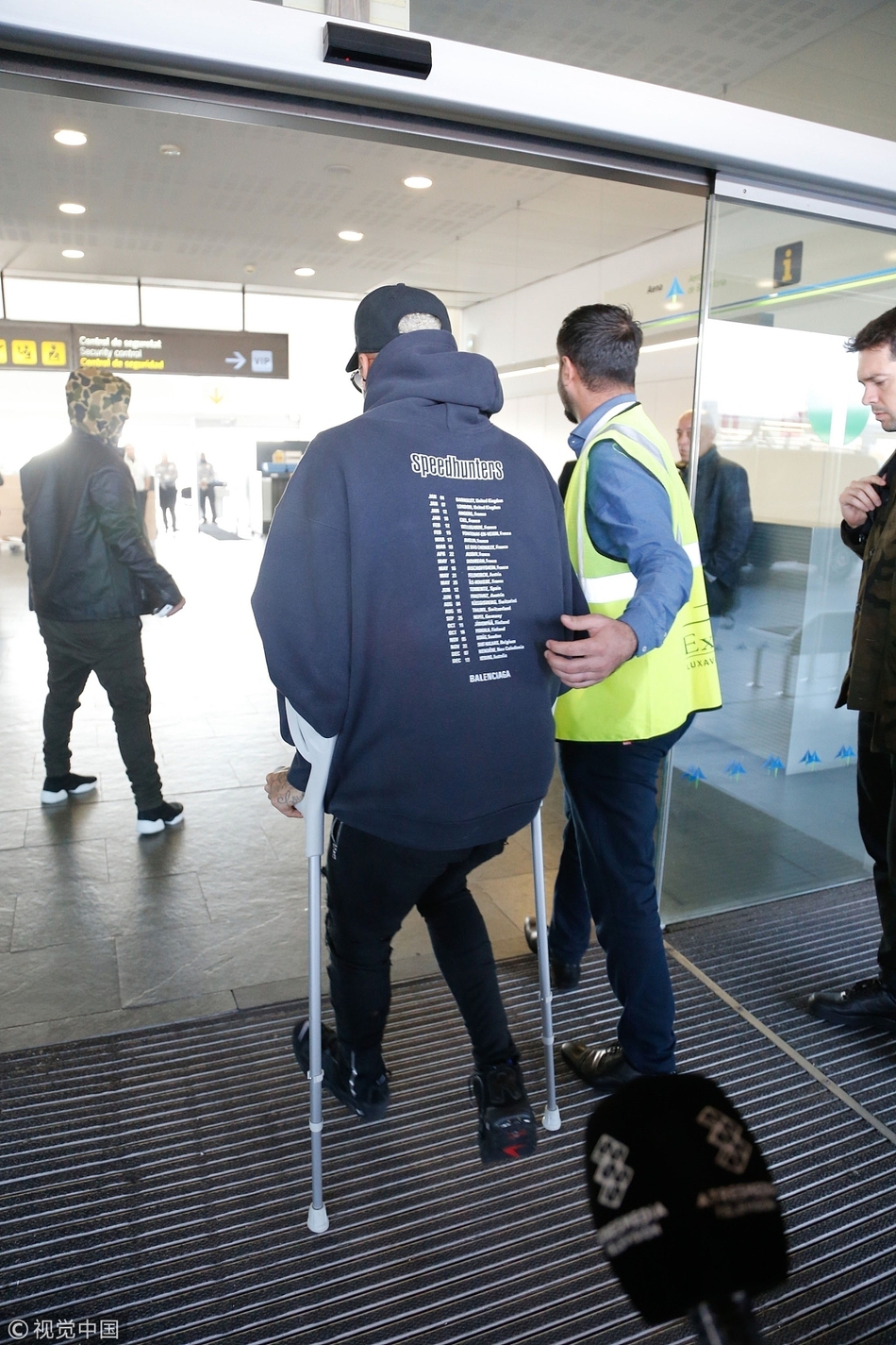 内马尔拄杖现身巴塞罗那