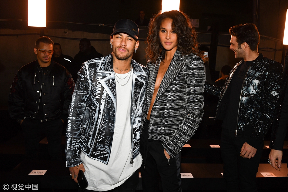 潮！内马尔现身巴黎男装周