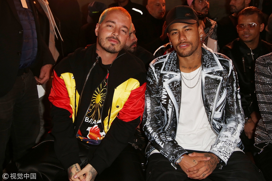 潮！内马尔现身巴黎男装周