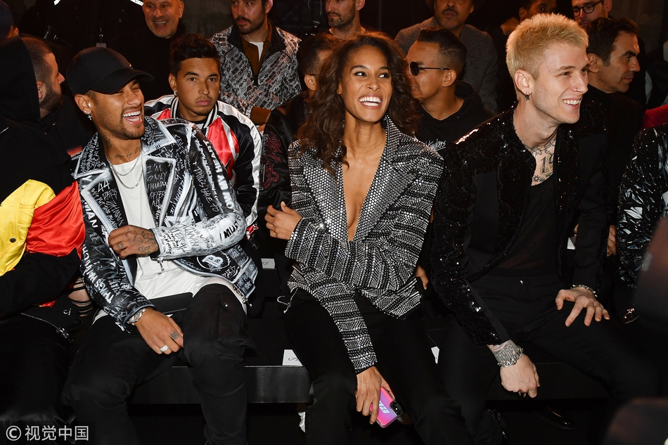 潮！内马尔现身巴黎男装周