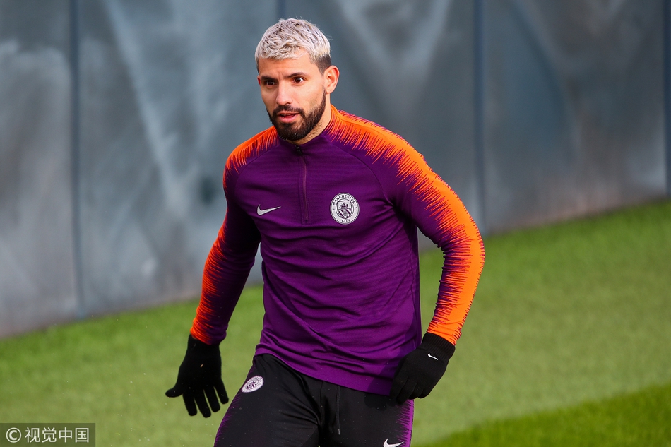 曼城备战欧冠 阿圭罗发型抢镜