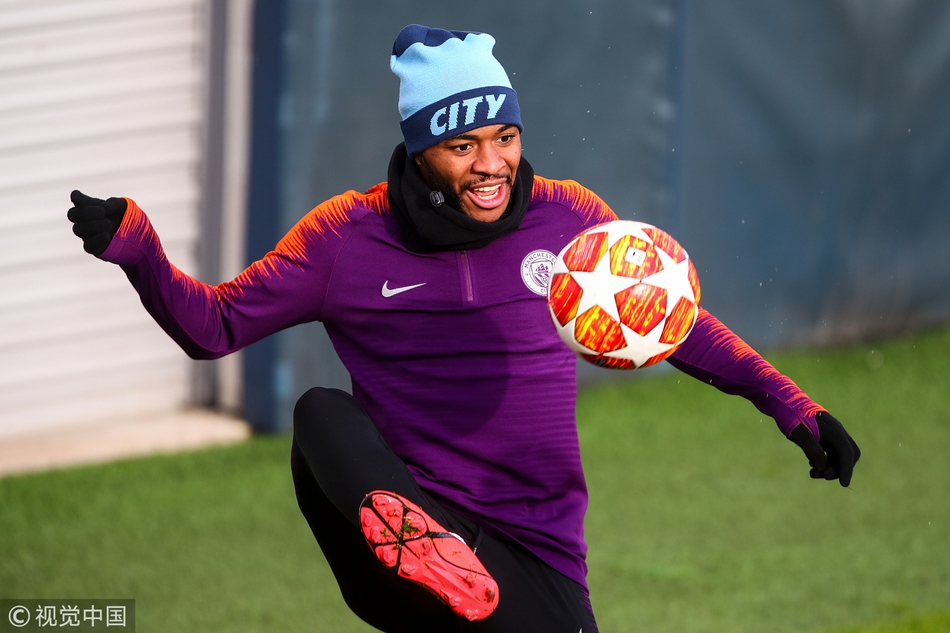 曼城备战欧冠 阿圭罗发型抢镜