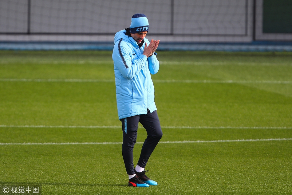 曼城备战欧冠 阿圭罗发型抢镜