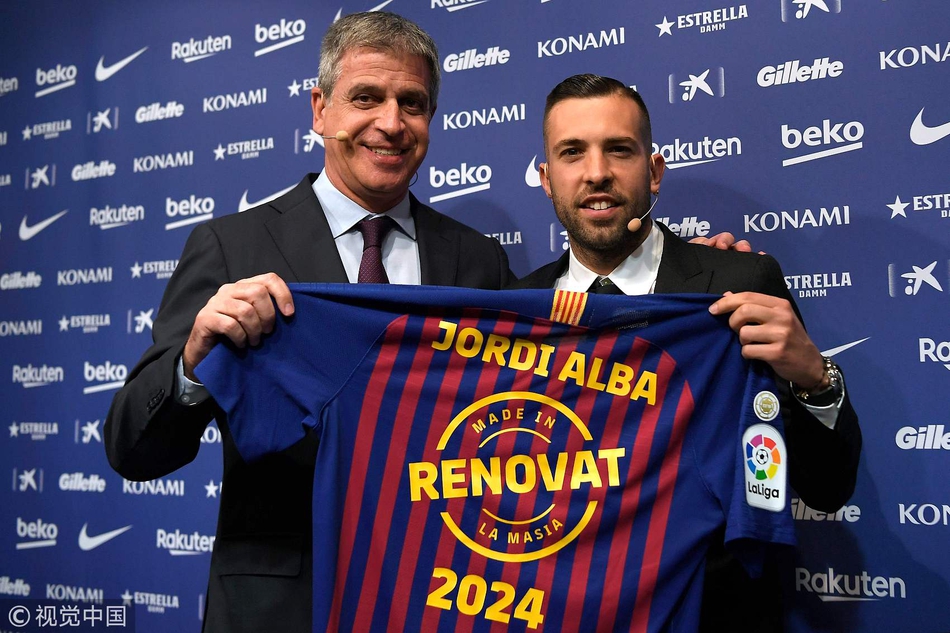 巴萨大将举特殊球衣表忠心