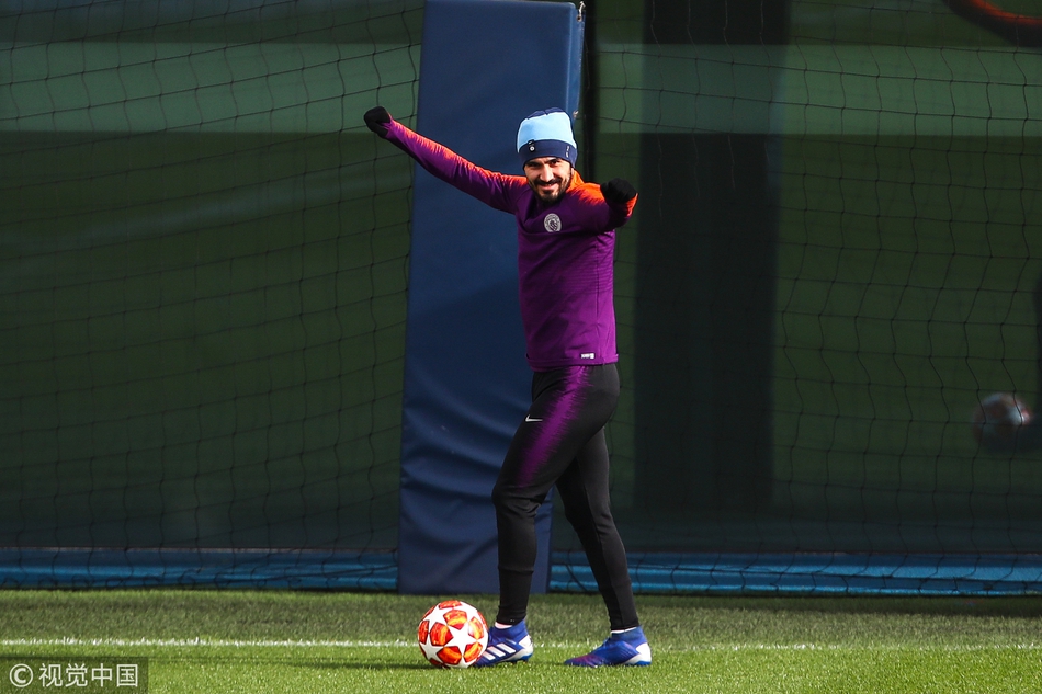 曼城备战欧冠 阿圭罗发型抢镜