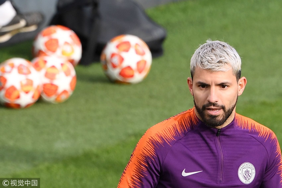 曼城备战欧冠 阿圭罗发型抢镜