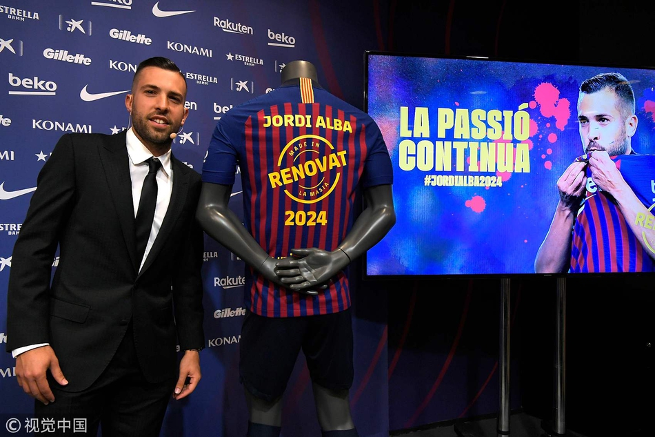 巴萨大将举特殊球衣表忠心