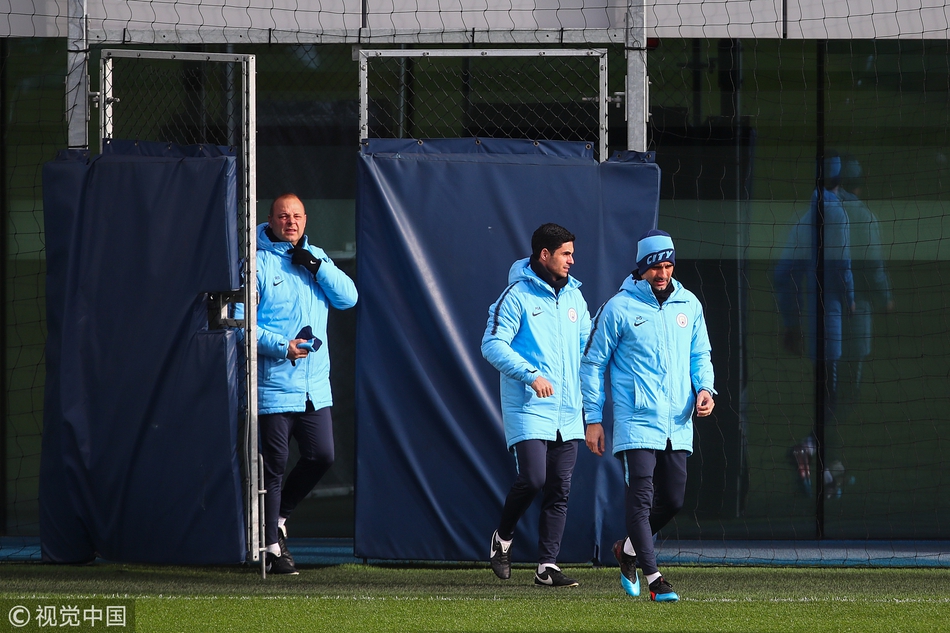 曼城备战欧冠 阿圭罗发型抢镜