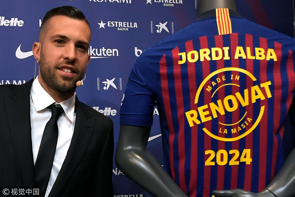 巴萨大将举特殊球衣表忠心