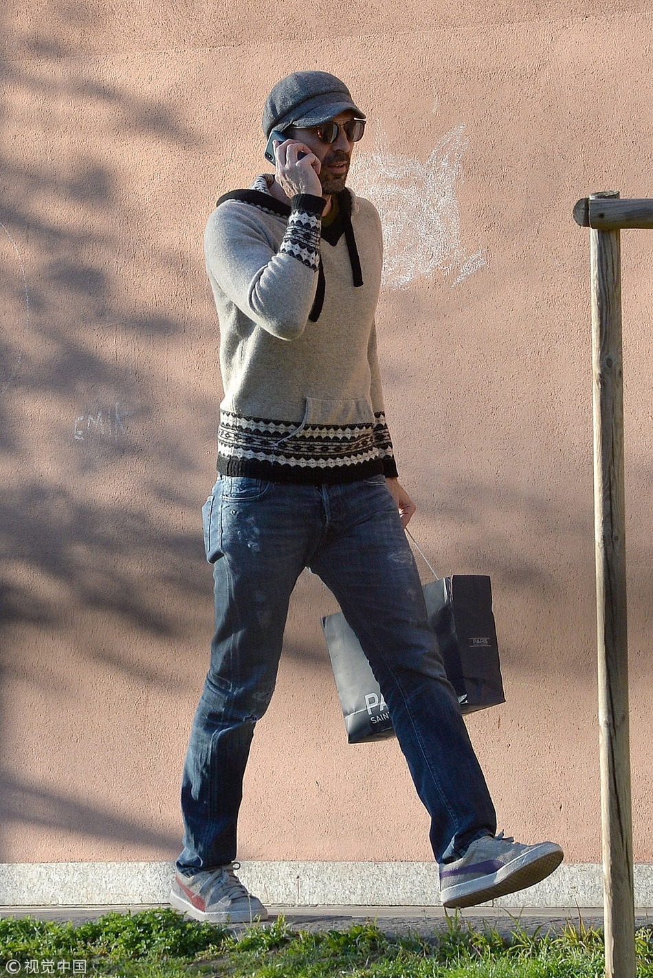 布冯返意大利 携二子逛街等公交