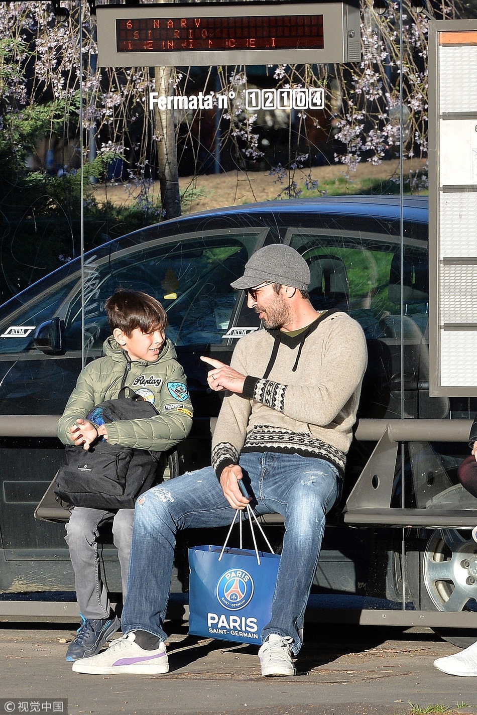 布冯返意大利 携二子逛街等公交