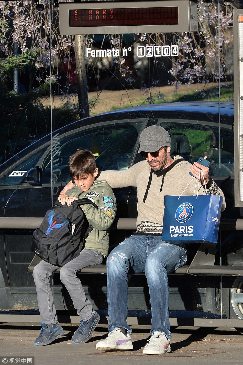 布冯返意大利 携二子逛街等公交