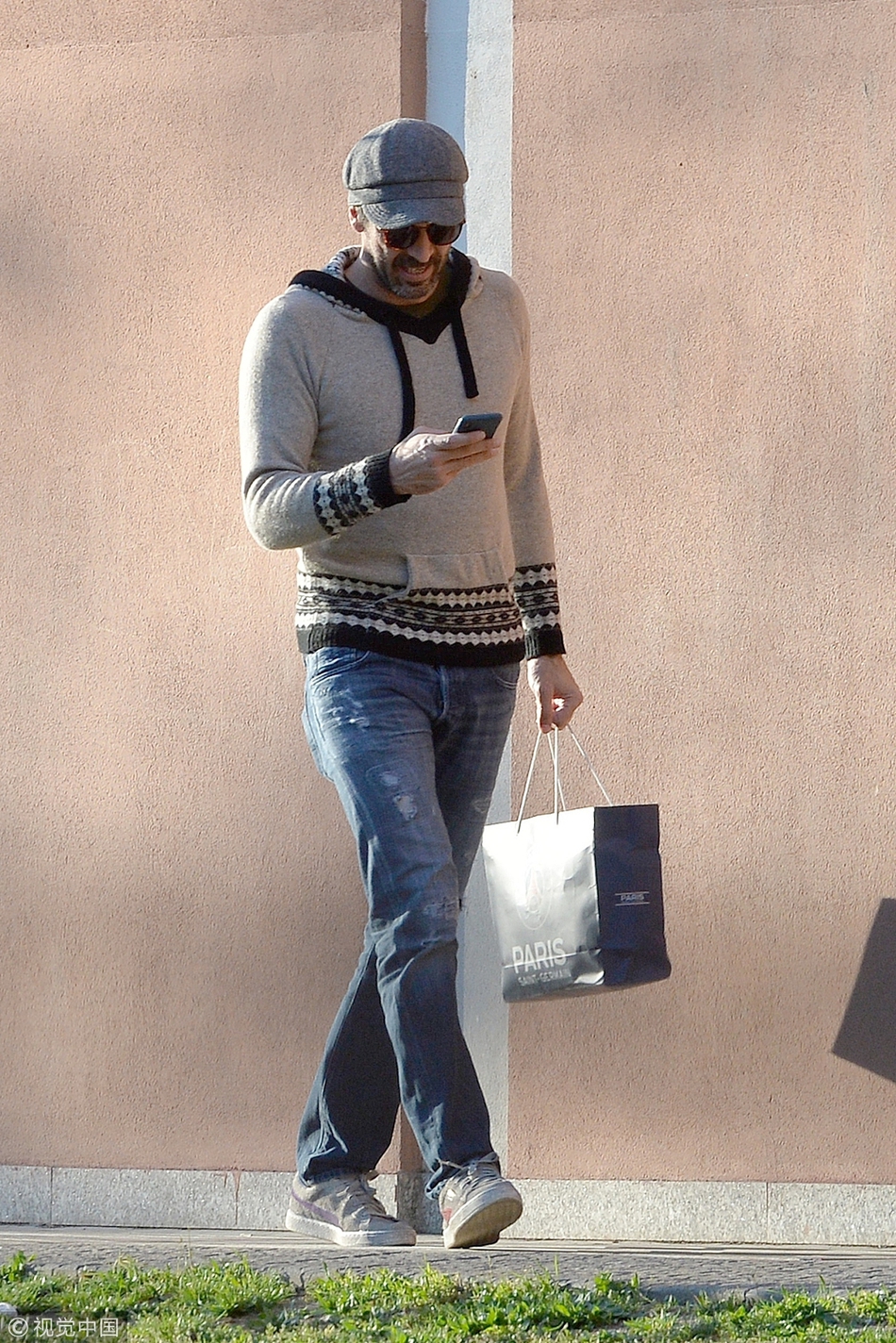 布冯返意大利 携二子逛街等公交