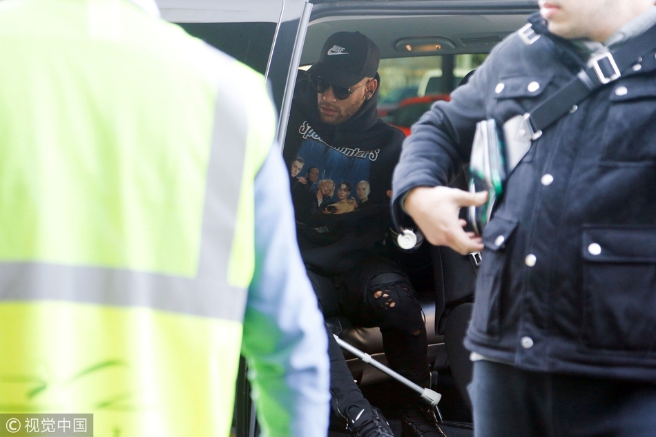 内马尔拄杖现身巴塞罗那