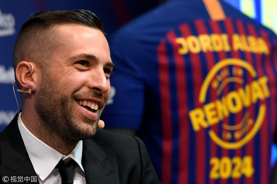 巴萨大将举特殊球衣表忠心