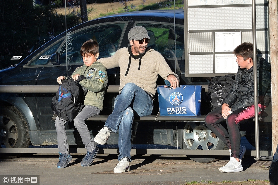 布冯返意大利 携二子逛街等公交