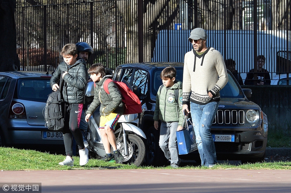 布冯返意大利 携二子逛街等公交