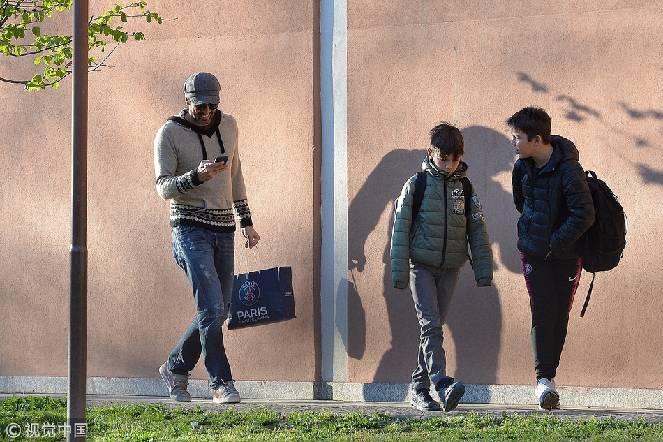 布冯返意大利 携二子逛街等公交