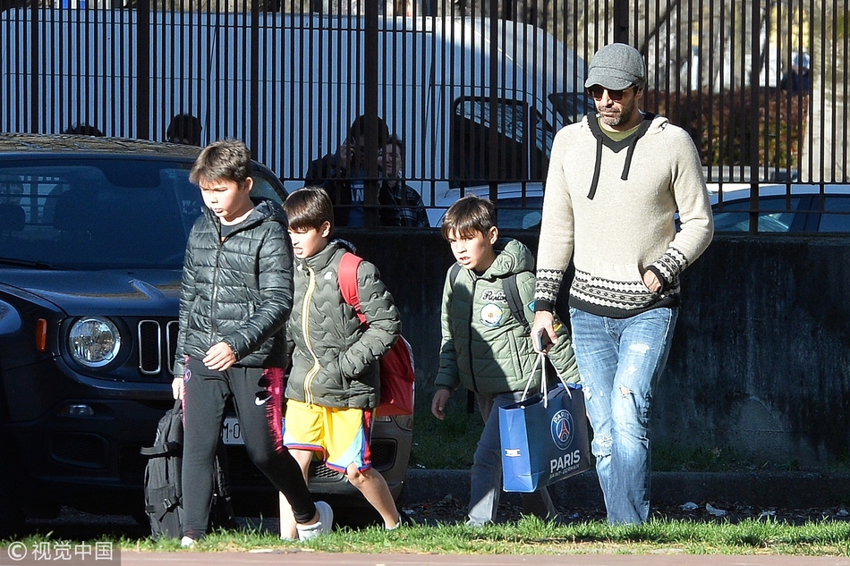 布冯返意大利 携二子逛街等公交
