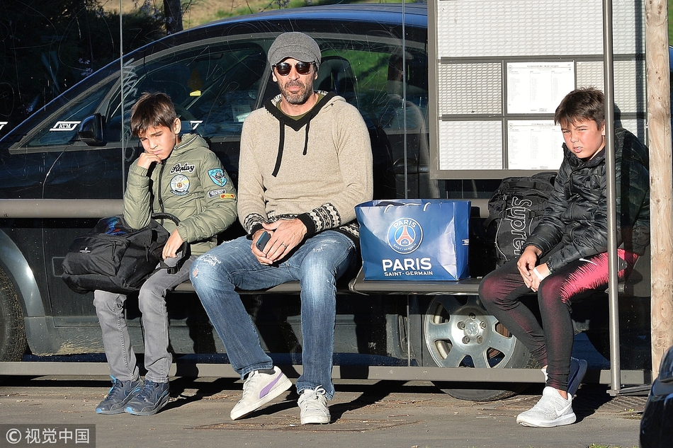 布冯返意大利 携二子逛街等公交