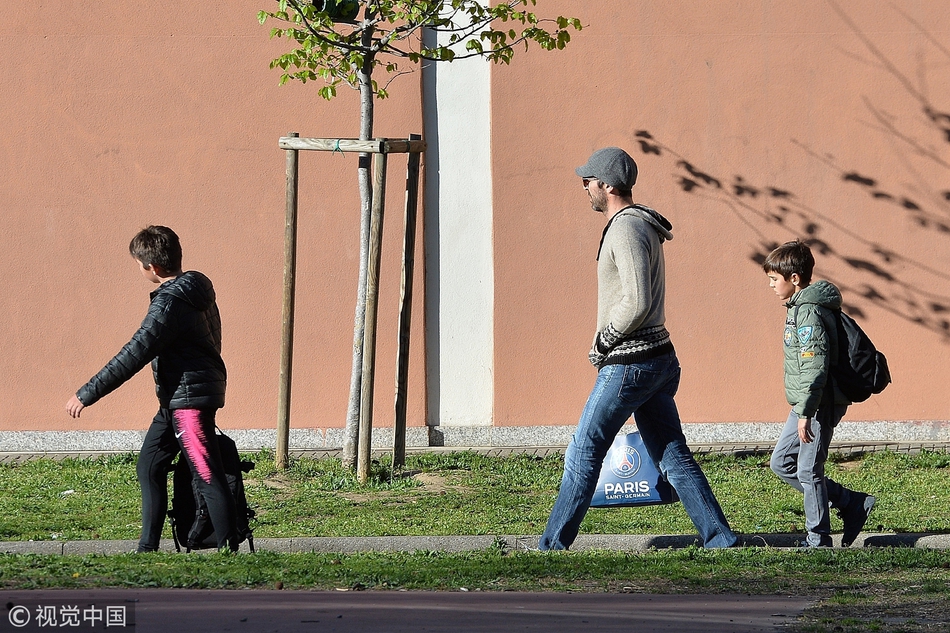 布冯返意大利 携二子逛街等公交