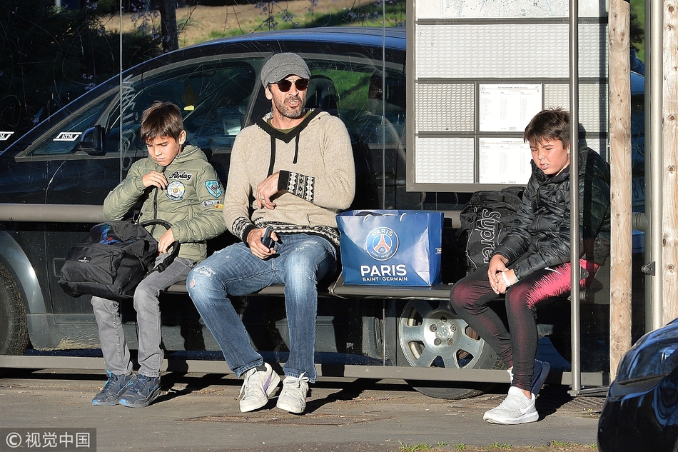 布冯返意大利 携二子逛街等公交