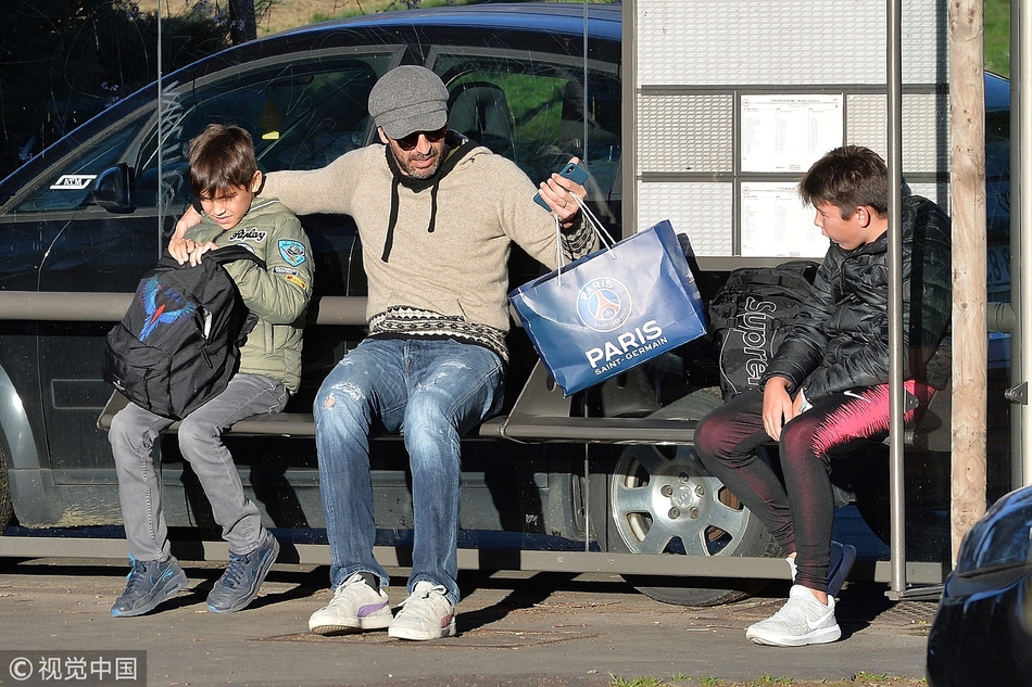 布冯返意大利 携二子逛街等公交