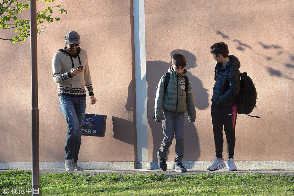 布冯返意大利 携二子逛街等公交