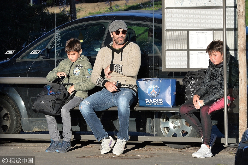 布冯返意大利 携二子逛街等公交