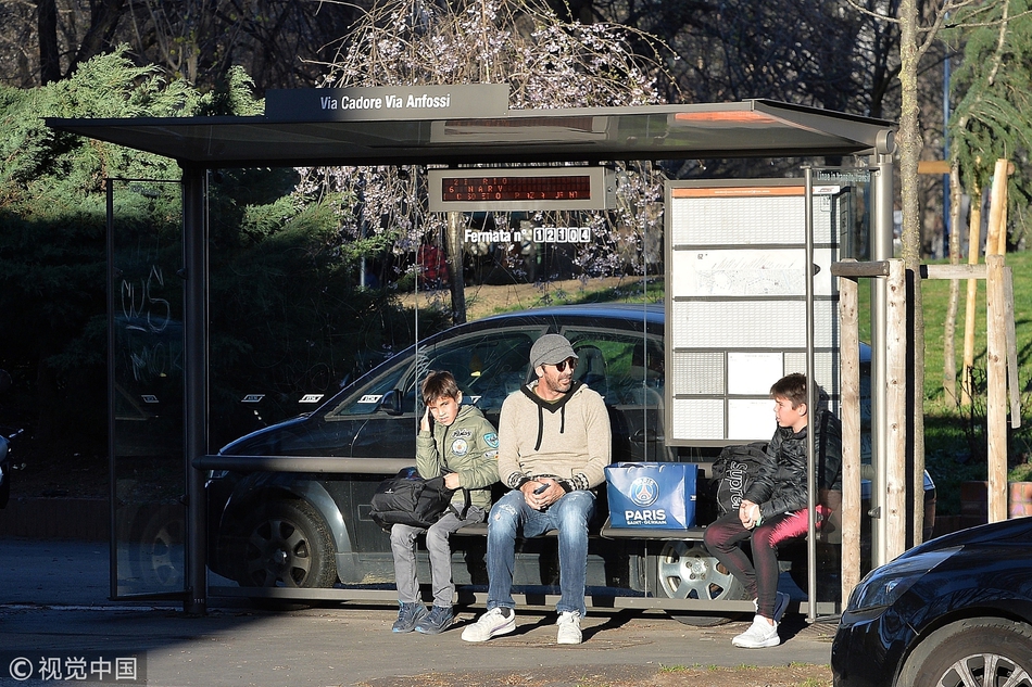 布冯返意大利 携二子逛街等公交