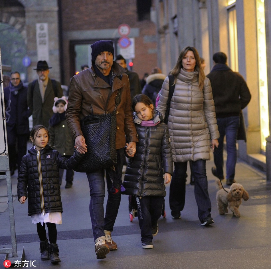 国米主帅斯帕莱蒂接女儿们放学