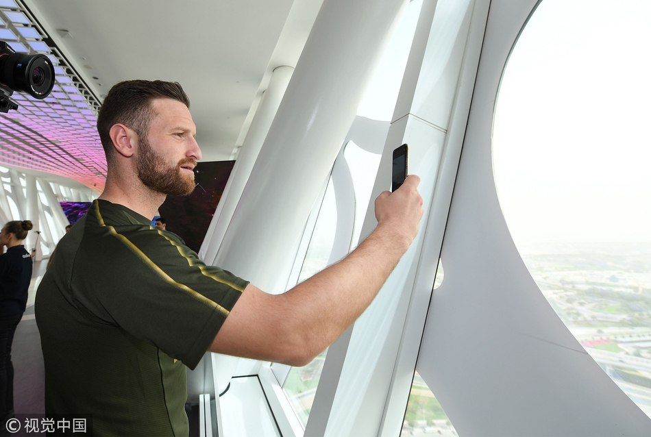 阿森纳海外备战厄齐尔开怀大笑