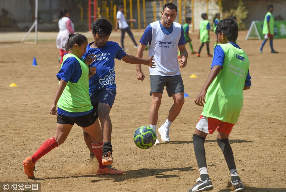 哈维出席活动与小球员同场竞技