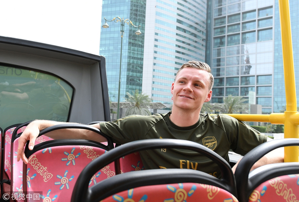 阿森纳海外备战厄齐尔开怀大笑