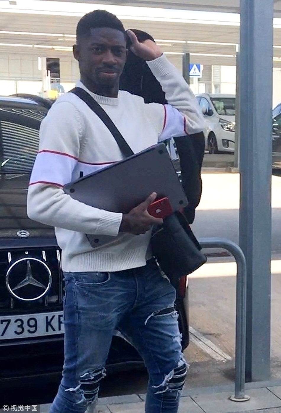 巴萨妖星拿电脑跨小包穿似学生