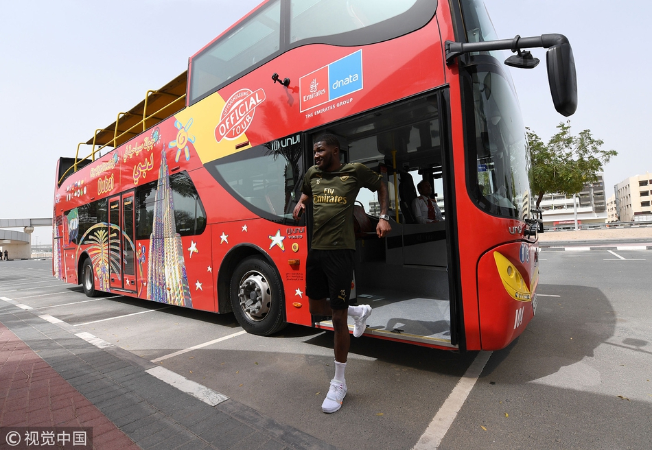 阿森纳海外备战厄齐尔开怀大笑