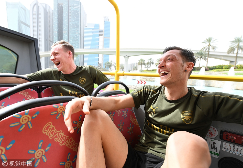 阿森纳海外备战厄齐尔开怀大笑