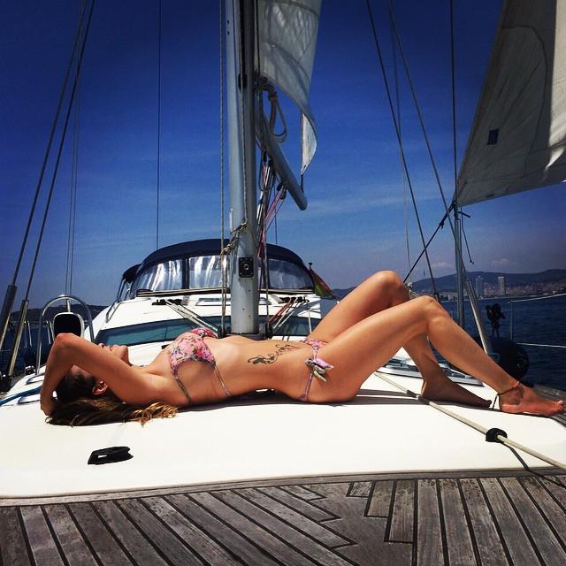 [花边社]巴萨大将娇妻身材火辣