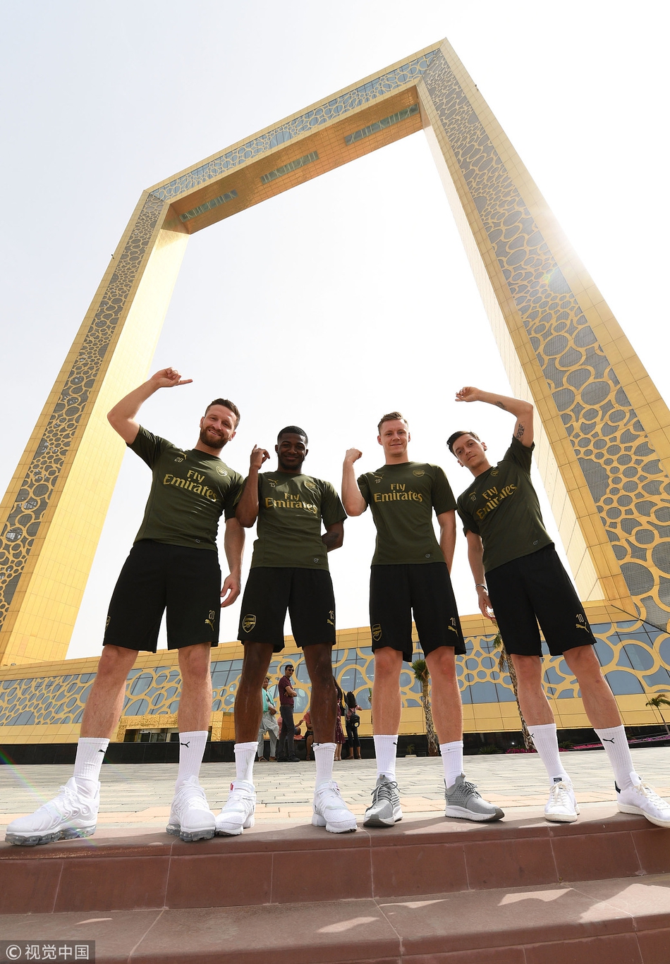 阿森纳海外备战厄齐尔开怀大笑