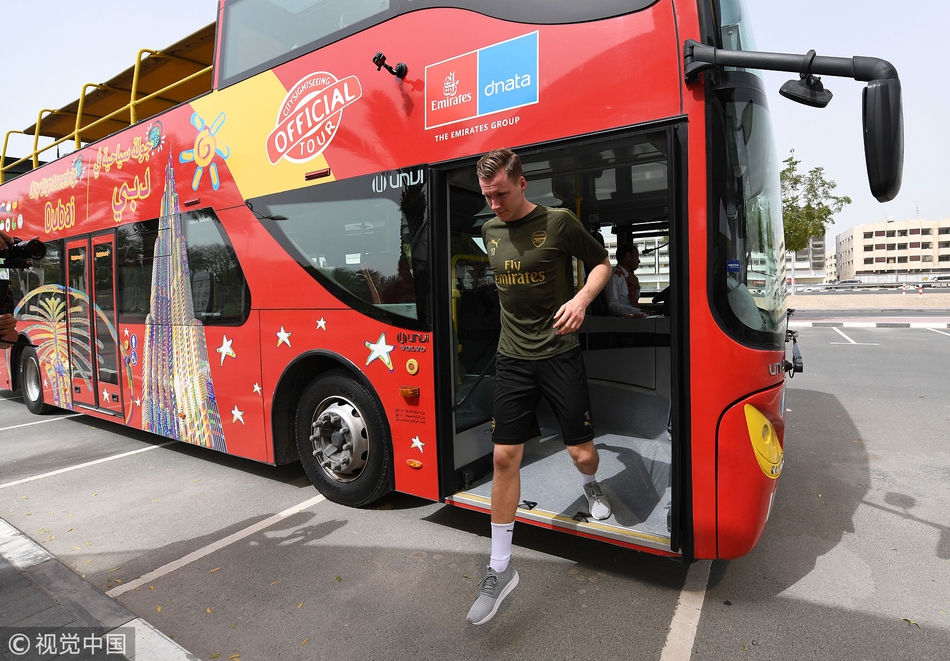 阿森纳海外备战厄齐尔开怀大笑